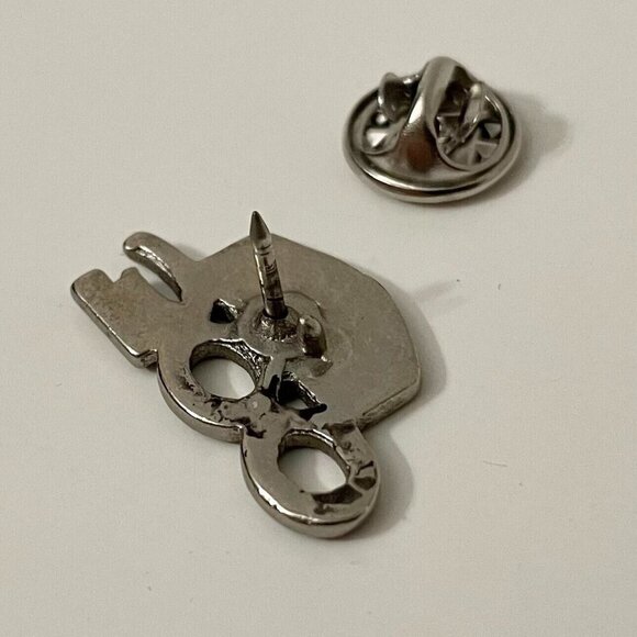 Vintage Chrysler 300 Pin Flaws - Picture 5 of 9